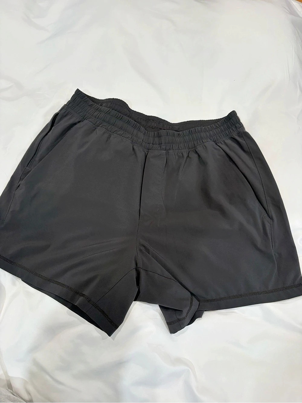 Lululemon Pace Breaker Short Athletic Shorts in gray Size Large Like New